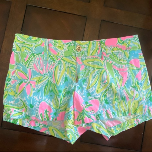 2 Lilly Pulitzer Walsh Shorts. Size 4 - Picture 3 of 9